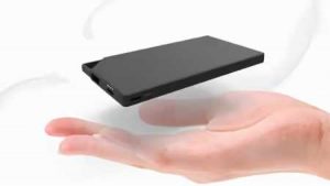 超薄型モバイルバッテリー 2025 TNTOR WT-H340 を手のひらにのせている。