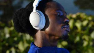 Bose QuietComfort Ultra Headphonesを装着している人