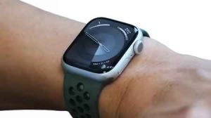 Apple Watch Series 9を装着している。