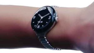 Google Pixel Watch 3 を腕に装着。画面は黒。