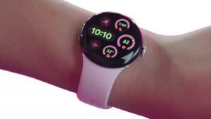 Google Pixel Watch 3 ピンクを腕に装着する様子。