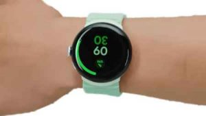 Google Pixel Watch 3のディスプレイが見えるように腕に装着している様子。