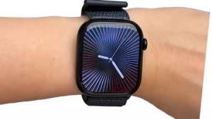 Apple Watch Series 10 ジェットブラックを装着している