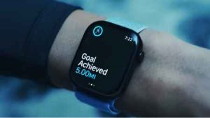Apple Watch Series 10のディスプレイ。腕に装着している。
