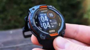 Garmin Instinct 3 Dual Power 本体 外観 屋外で使用。