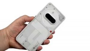 Nothing Phone (3a) ホワイト 実機を片手で持つ。