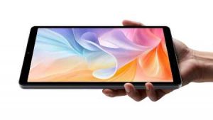 ALLDOCUBE iPlay 60 mini 本体を手で持つ。横向きの画面。