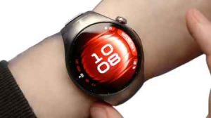 HUAWEI WATCH 5を装着している。