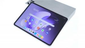OPPO Pad 3 本体が横向きに置かれている。