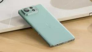 Zenfone 12 Ultra セージグリーン本体が斜めに立て掛けられている。