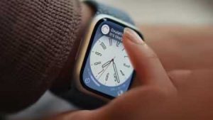 Apple Watch 2025 本体を腕に装着。アナログの文字盤。