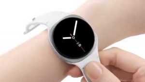 Galaxy Watch8 本体 シルバーを腕に装着する様子。