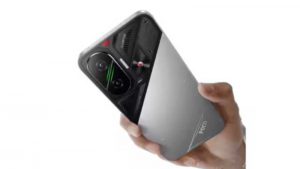 POCO F7 本体 サイバーシルバーエディション を片手で持っている。