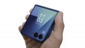 Galaxy Z Flip7 本体 ブルー シャドウ 閉じた状態で手で持つ
