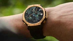 Amazfit T-Rex 3 Pro ブラックゴールドを装着している。