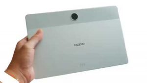 OPPO Pad SEを手に持っている。