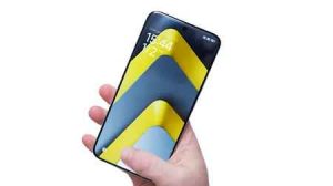 POCO M8 5G 実機を片手で持っている。前面の画面が見える。