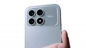 実機の背面上部を持っている。